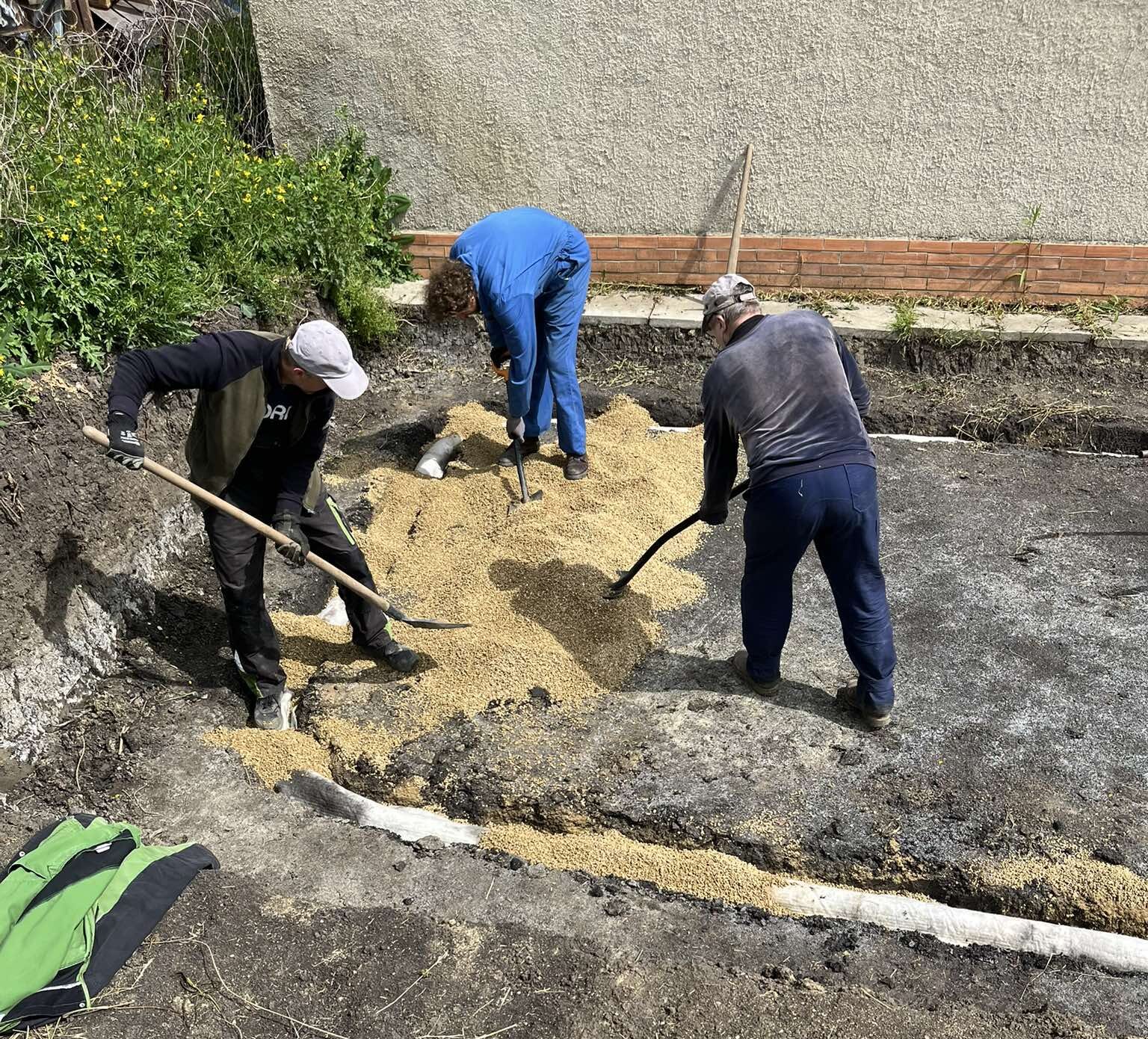Odvodňovací roura a zahradnické práce na pozemku